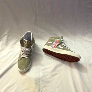 SK8-HI Color: Pig Suede Mossgry/Snwwht (looks more Sage in color) Size 8.5 M 10W